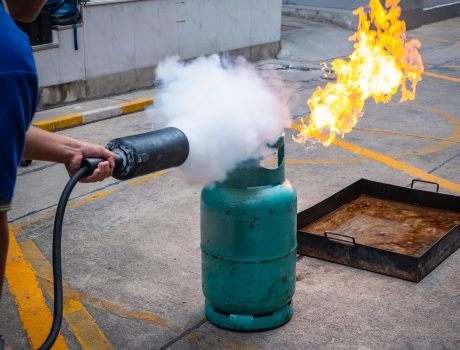 Employees firefighting training,Extinguish a fire.